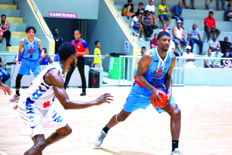 Tony Criswell realiza una gestión ofensiva por los Titanes en el partido frente a los Marineros.