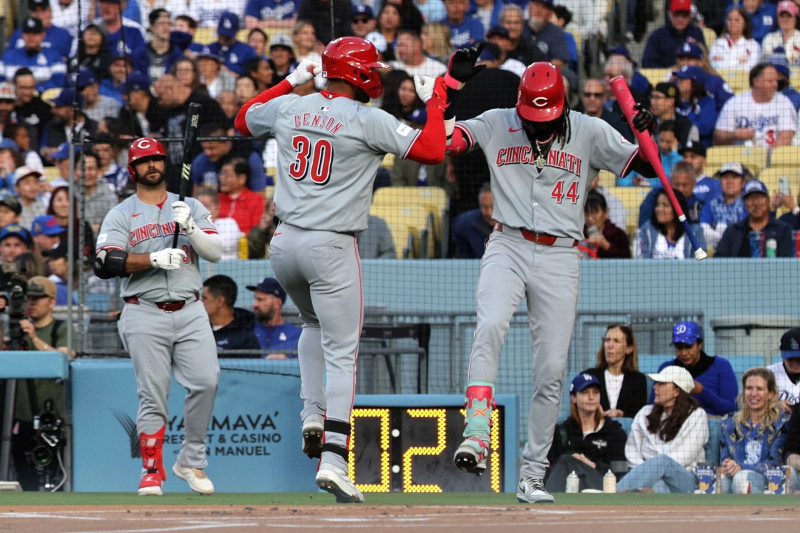 Elly De La Cruz es felicitado por uno de sus compañeros de los Rojos de Cincinnati durante uno de los partidos de esta temporada.