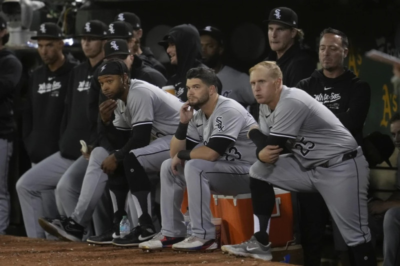 Los jugadores de los Medias Blancas reaccionan desde el dugout durante la octava entrada del partido contra de los Atléticos, el lunes 5 de agosto de 2024, en Oakland.