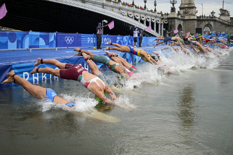 Deportistas se lanzan al río Sena