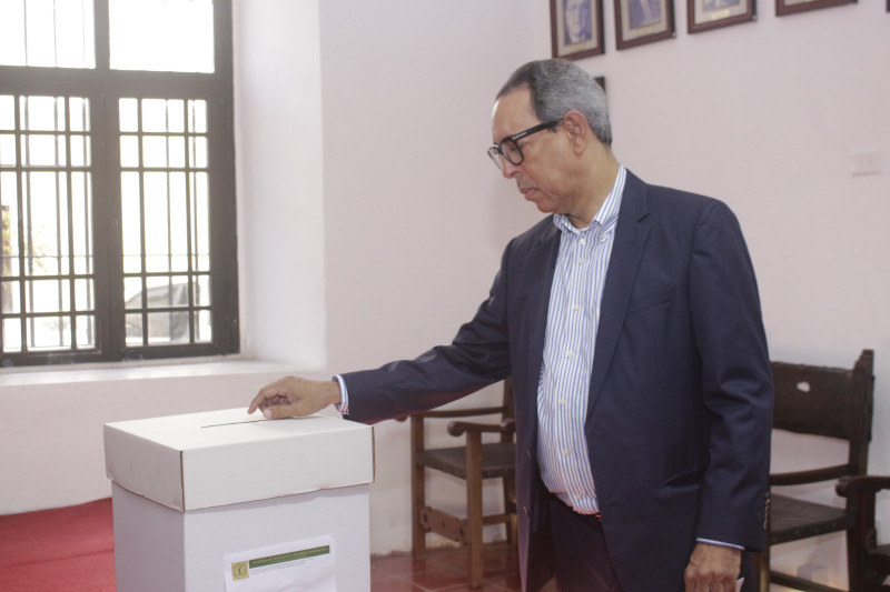 Fotografía muestra al recién electo presidente de la Academia de Ciencias de la República Dominicana (ACRD).