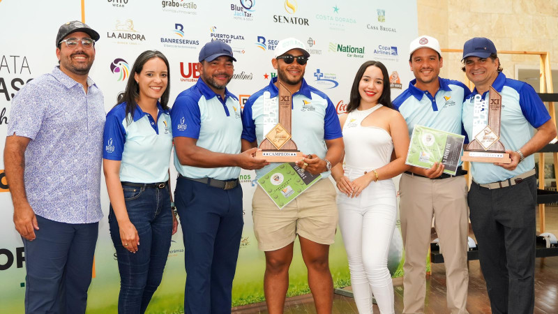 Ahmed Núñez y Jorge Luis Castillo,recibiendo la copa Puerto Plata Golf Classic 2024