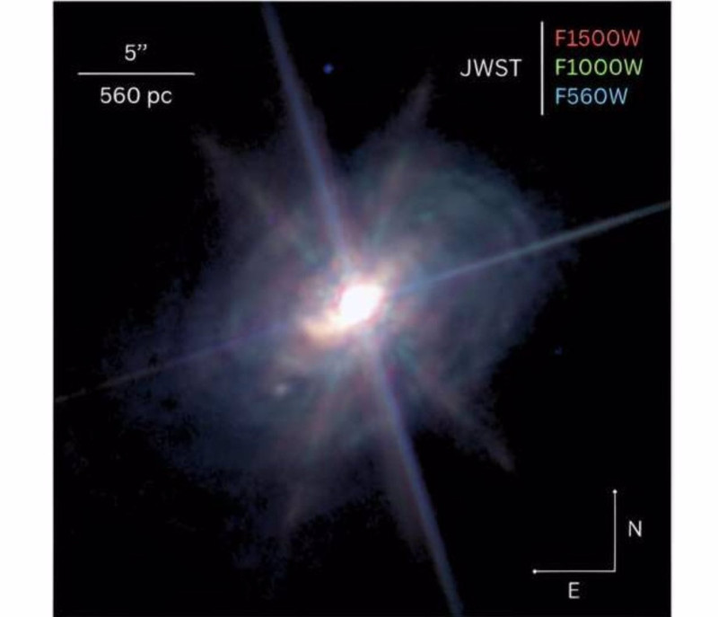 Una imagen en tres colores de la galaxia ESO 428-G14 capturada por el telescopio espacial James Webb.