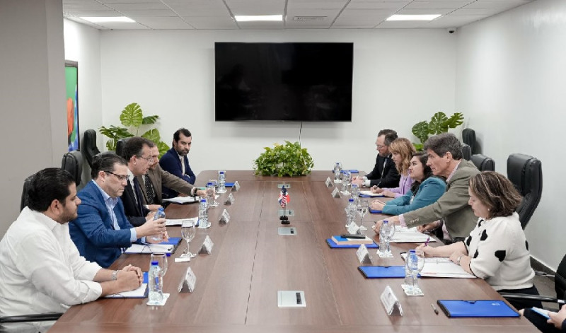 El ministro de Industria, Comercio y Mipymes, Víctor -Ito- Bisonó, recibió la visita del Subsecretario de Estado para Crecimiento Económico, Energía y Medio Ambiente de EE.UU., José W. Fernández, en la sede del MICM.