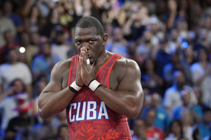 Mijaín López, de Cuba, celebra tras ganar la medalla de oro de los Juegos Olímpicos de París, su quinta presea dorada en forma consecutiva.