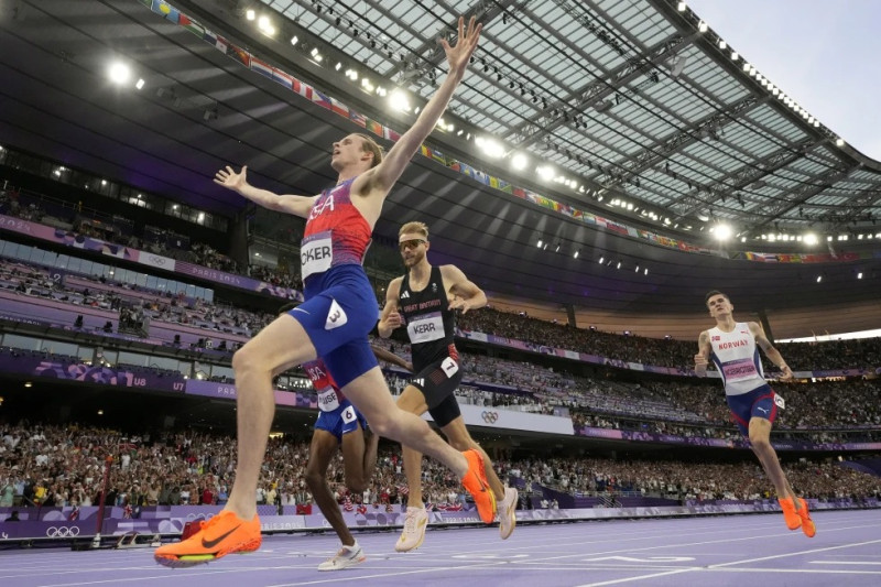 Cole Hocker celebra tras ganar la final de los 1.500 metros de los Juegos Olímpicos de París, el martes 6 de agosto de 2024, en Saint-Denis, Francia.