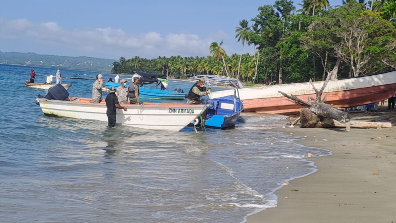 Fotografía muestra la embarcación encontrada en la costa norte del país con varios restos humanos.