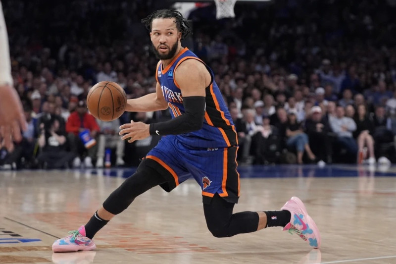 Jalen Brunson, de los Knicks, busca pasar el balón durante la segunda mitad del Juego 5 de los playoffs de la NBA en contra Indiana, el 14 de mayo de 2024, en Nueva York.