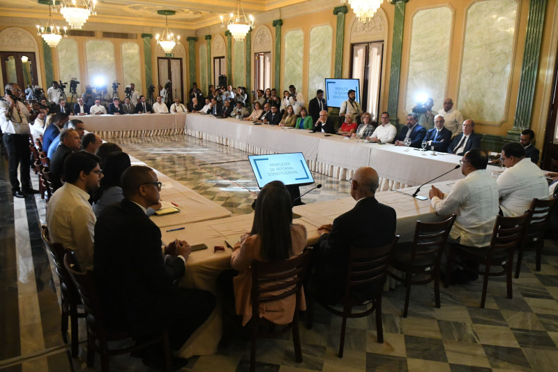 Juristas y miebros del miembros del Poder Ejecutivo debatiran con relación a la propuesta de la reforma Constitucional presentado por el presidente Luis Abinader.