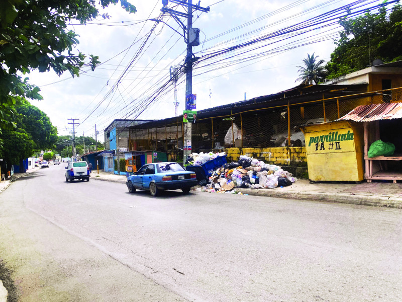 Los vertederos de basura y los hoyos son comunes en las calles de Pantoja.