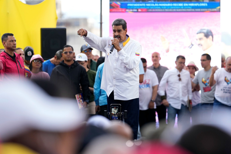 El presidente Nicolás Maduro habla con sus partidarios durante una concentración del gobierno en Caracas, Venezuela, el sábado 3 de agosto de 2024.