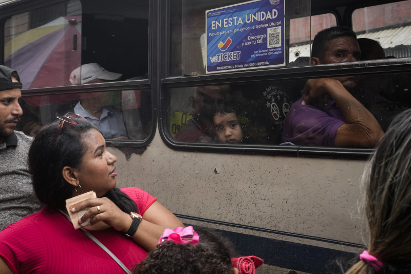 Un autobús público recorre el barrio de Catia en Caracas,