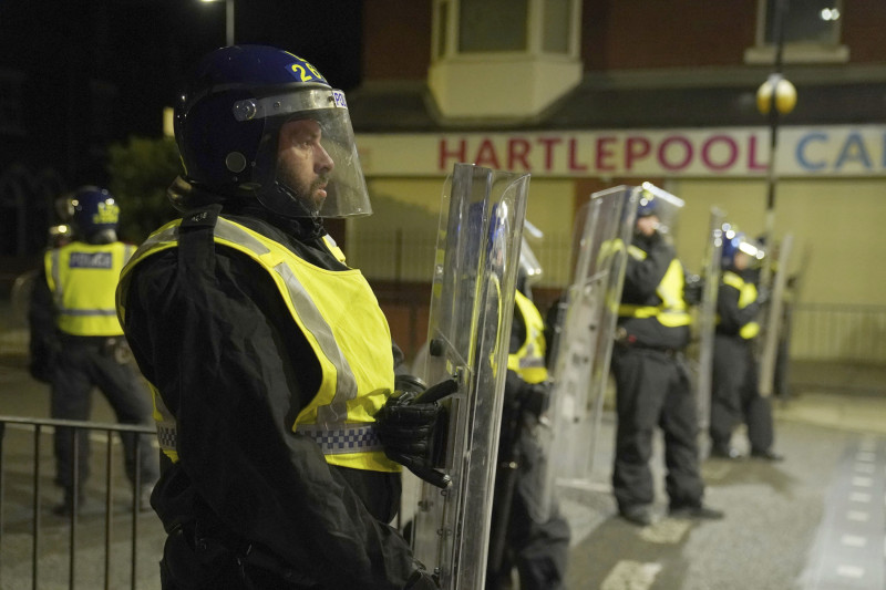 Agentes de policía hacen guardia en las calles de Hartlepool