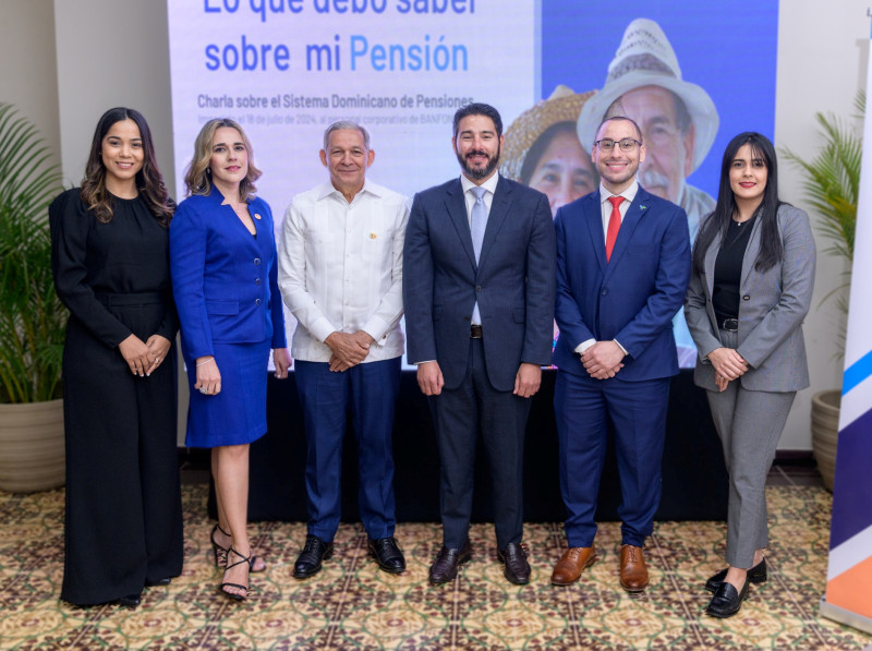 Francisco Torres, superintendente de Pensiones junto a ejecutivos de Banfondesa.