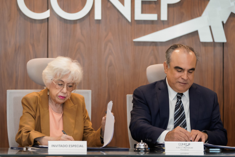 Milagros Ortiz Bosch y Celso Juan Marranzini durante la firma del acuerdo.