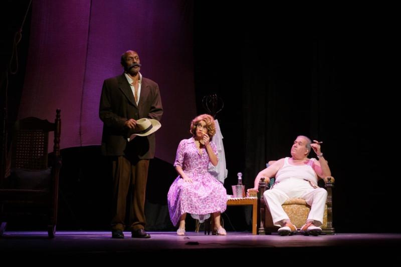 Orestes Amador, Cindy Galán y Augusto Feria en el montaje teatral "El coronel no tiene quien le escriba".