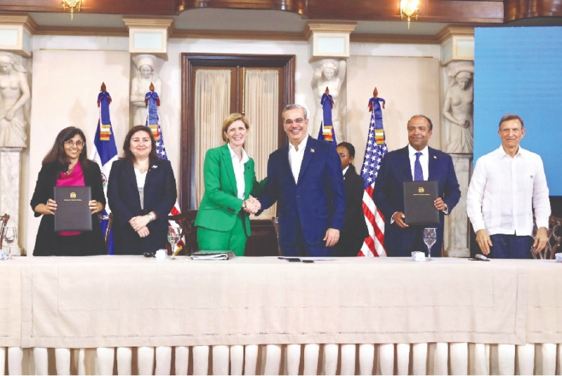 Luis Abinader, la administradora de USAID, Samantha Power; la directora ejecutiva adjunta de DFC, Nisha Biswal, y Samuel Pereyra.