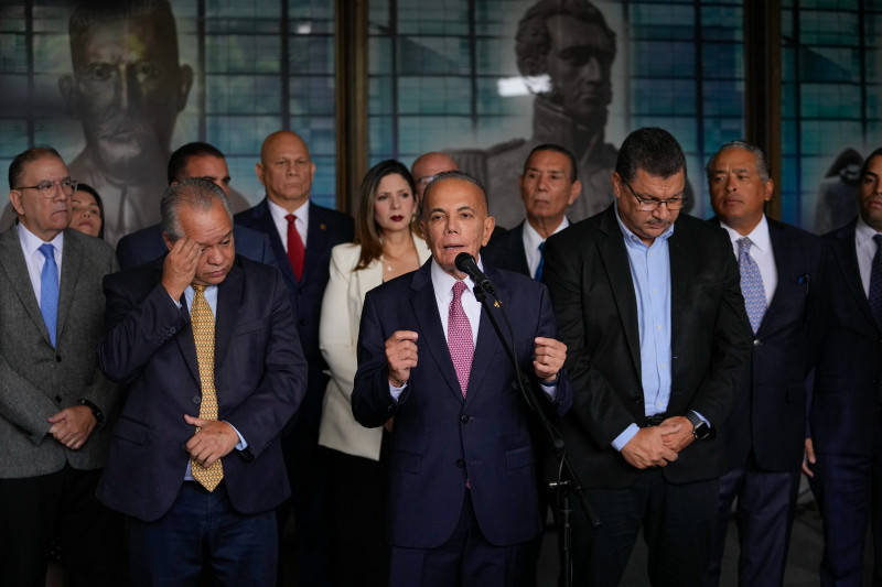 Los políticos de oposición Manuel Rosales, en el centro; José Cartaya, a la izquierda, y Simón Calzadilla, a la derecha, se dirigen a la prensa frente a la Corte Suprema en Caracas