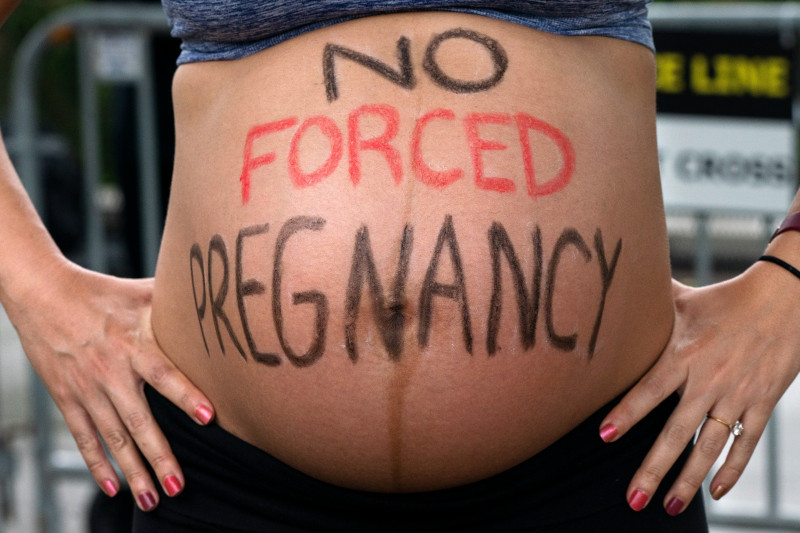 Krista Bywater muestra su panza de embarazo de ocho meses durante una protesta en favor del aborto afuera de la Corte Suprema, en Washington, el 14 de mayo de 2022.