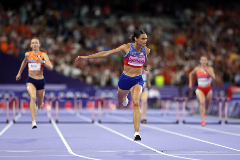 Sydney McLaughlin-LeVrone ganó la medalla de oro y estableció un nuevo récord mundial en la final de los 400 metros con vallas.