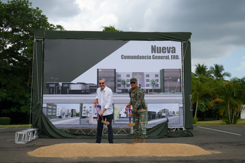El presidente Luis Abinader y el comandante general del ERD, Carlos Antonio Fernández Onofre, inauguran instalaciones en campamento militar.