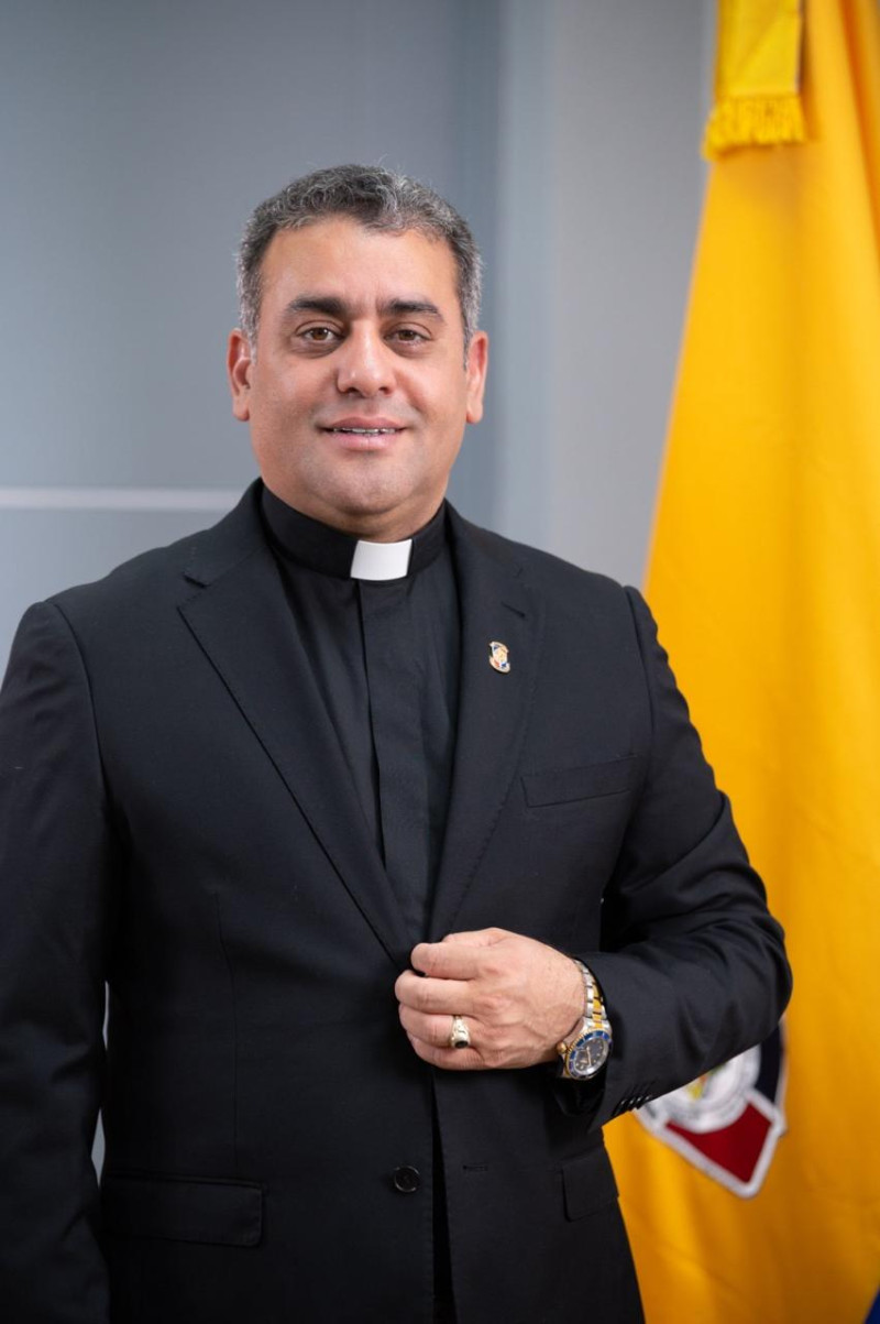 El reverendo padre Isaac García de la Cruz, rector de UCNE.