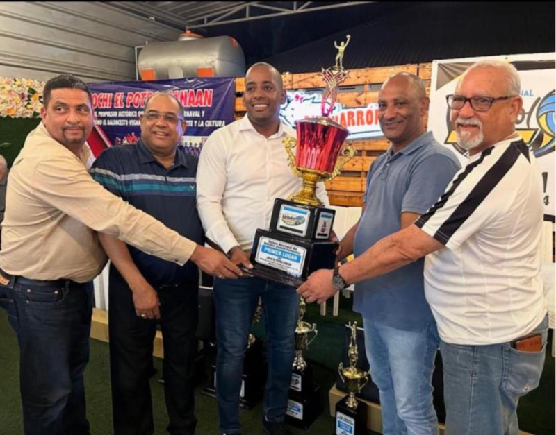 Francisco Peguero, Alexis García y Francisco José Fernández reciben la copa femenina de manos del empresario Jochy Canaán (El Potro). Figura también Chemi Robiou, del Ministerio de Deportes.