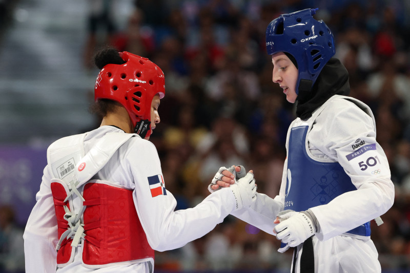 Madelyn Rodríguez en taekwondo en los Juegos Olímpicos con Sarah Chaari,