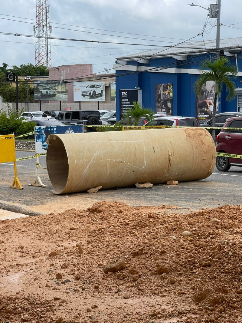 Tubería removida luego de formarse el socavón en Santo Domingo Este