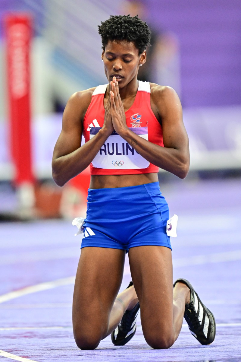 Marileidy Paulino, de República Dominicana, celebra tras ganar la final femenina de 400 metros de la prueba de atletismo de los Juegos Olímpicos de París 2024 en el Stade de France en Saint-Denis, al norte de París, el 9 de agosto de 2024.