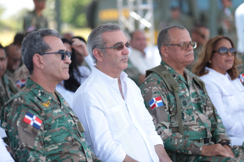 Al centro el presidente Luis Abinader acompañado del Ministro de Defensa, Carlos Luciano Díaz Morfa y el Comandante del Ejército, Carlos Antonio Fernández Onofre.