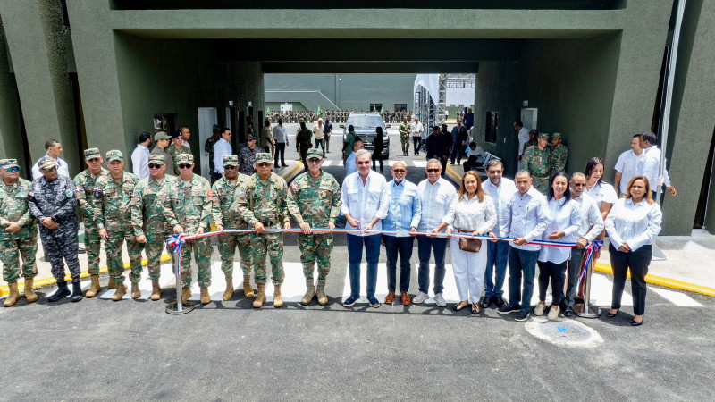 El presidente Luis Abinader corta la cinta junto a altos mandos militares, durante la inauguración.