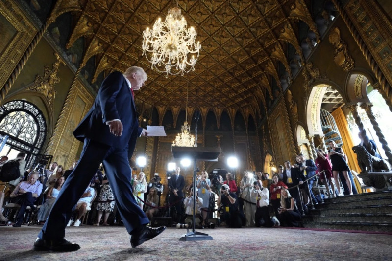 El candidato presidencial republicano y expresidente Donald Trump llega a una conferencia de prensa en su propiedad de Mar-a-Lago el jueves 8 de agosto de 2024, en Palm Beach, Florida.