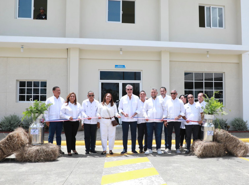 El presidente Luis Abinader durante la inauguración de una de las obras que entregó ayer en San Francisco de Macorís y en Santiago.