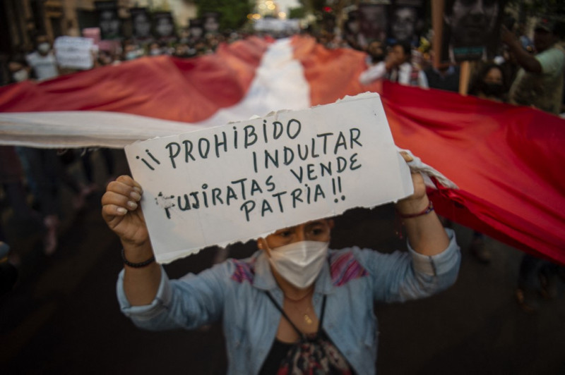 Varias personas se manifiestan contra la liberación de prisión del expresidente peruano Alberto Fujimori (1991-2000), en Lima el 19 de marzo de 2022.