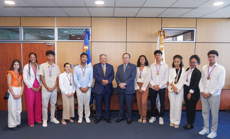 Valdez Albizu y Bolivar Díaz junto a los estudiantes