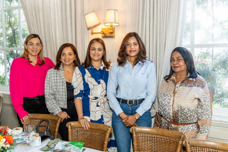 Yisett Guzmán, Erika Reyes, Yesenia Ruiz, Cristina Paulino y Dagnia Jiménez