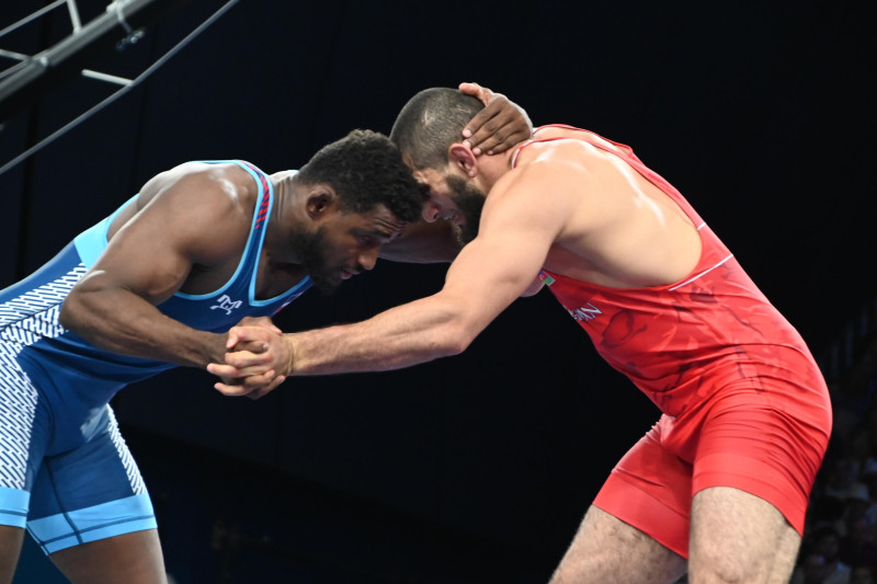 El dominicano José Miguel Pérez (izquierda) lucha contra su oponente mundial Magomedkhan Magomedov, de Azerbaiyán.