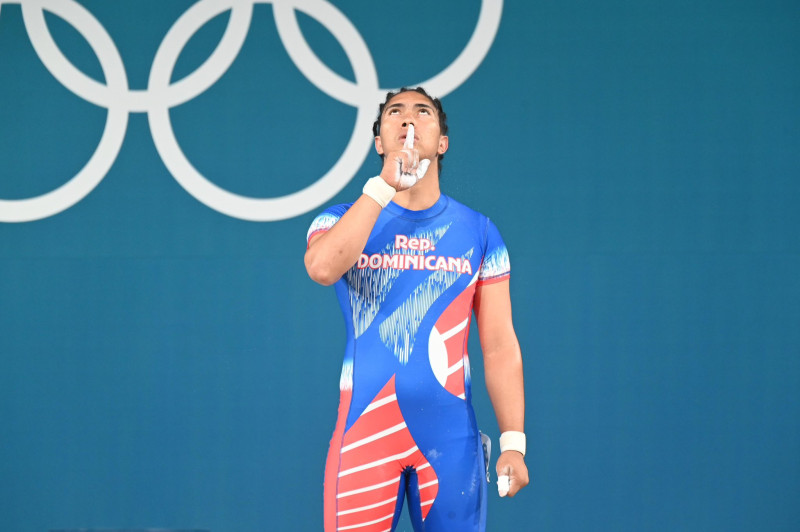 Yudelina Mejía señala hacia arriba luego de levantar 147 kg en arranque.i