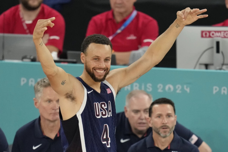 Stephen Curry, de Estados Unidos, celebra luego de lograr un canasto en la final frente a Francia en el baloncesto de los Juegos Olímpicos París 2024.