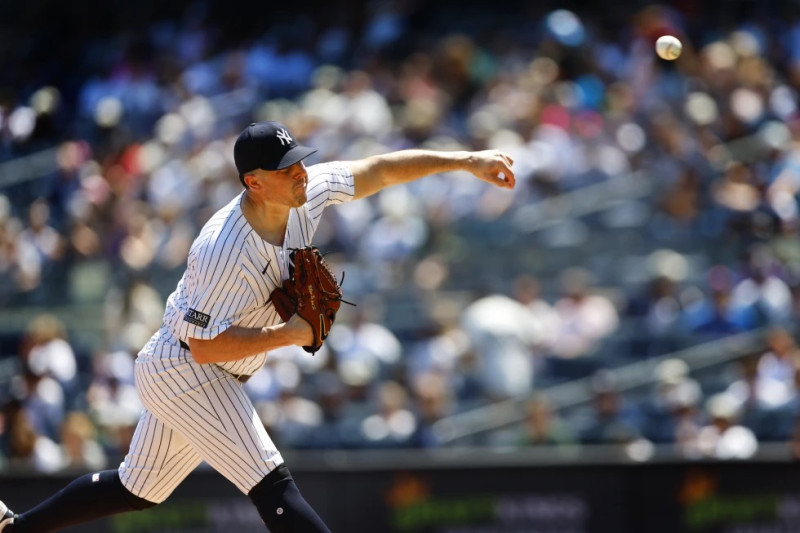 Carlos Rodón, de los Yankees de Nueva York, lanza en el primer inning del juego del sábado 10 de agosto de 2024, ante los Rangers.