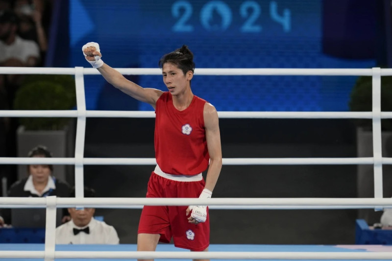 La taiwanesa Lin Yu-ting festeja luego de derrotar a la polaca Julia Seremeta en la final de boxeo olímpico, división pluma, el sábado 10 de agosto de 2024, en París.