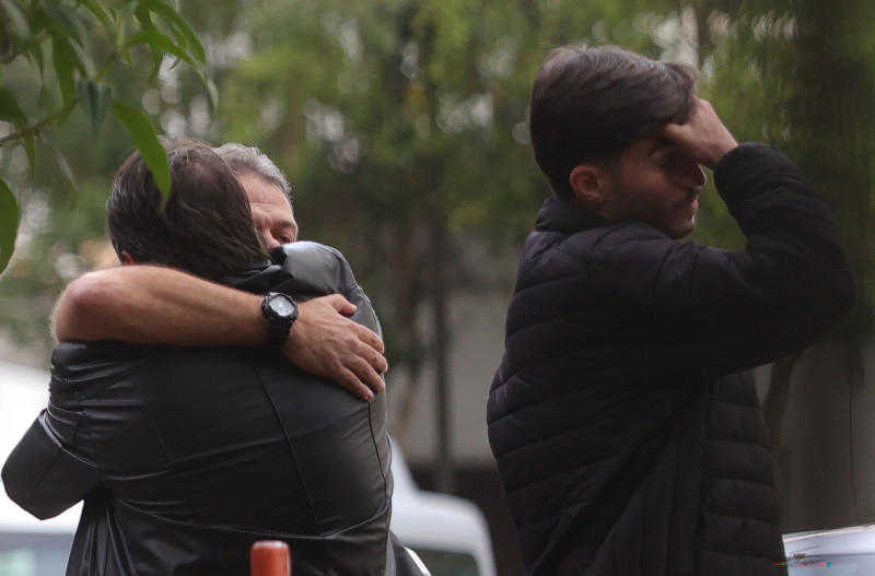 Familiares de las víctimas del accidente aéreo de Voepass se abrazan en la entrada del Instituto Médico Forense de Sao Paulo