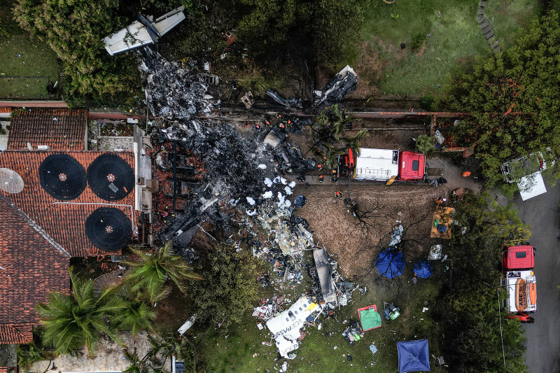 Esta foto muestra una vista aérea de los restos de un avión que se estrelló con 61 personas a bordo en Vinhedo, estado de Sao Paulo, Brasil,