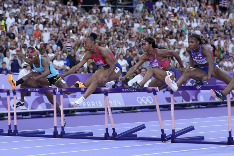 Un momento de acción en la final de los 100 metros con vallas femeninos de los Juegos Olímpicos de París 2024.