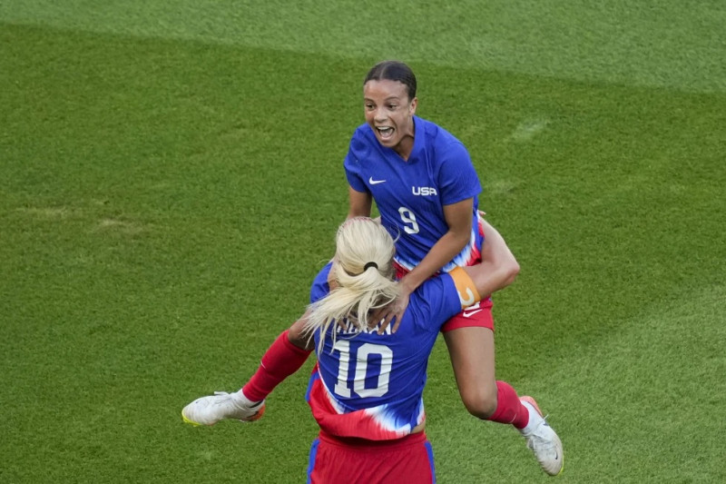 La estadounidense Mallory Swanson salta sobre Lindsey Horan al celebrar su gol ante Brasil en la final del fútbol femenino de los Juegos Olímpicos de París.