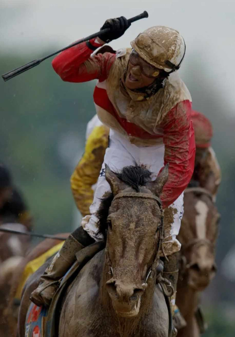 Joel Rosario celebra su victoria en el Kentucky Derby, sobre la monta del ejemplar Orb.