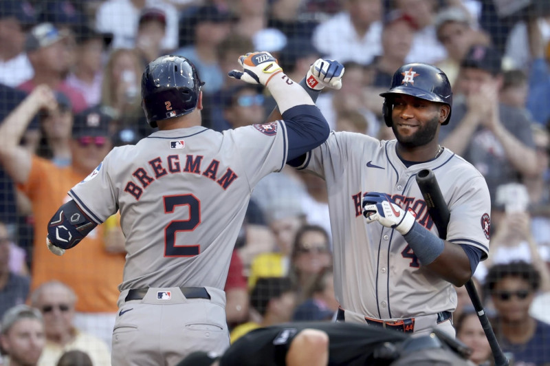 Alex Bregman, de los Astros, celebra luego de conectar un jonrón con su compañero Yordan Alvarez en el séptimo inning frente a Boston el sábado 10 de agosto de 2024.