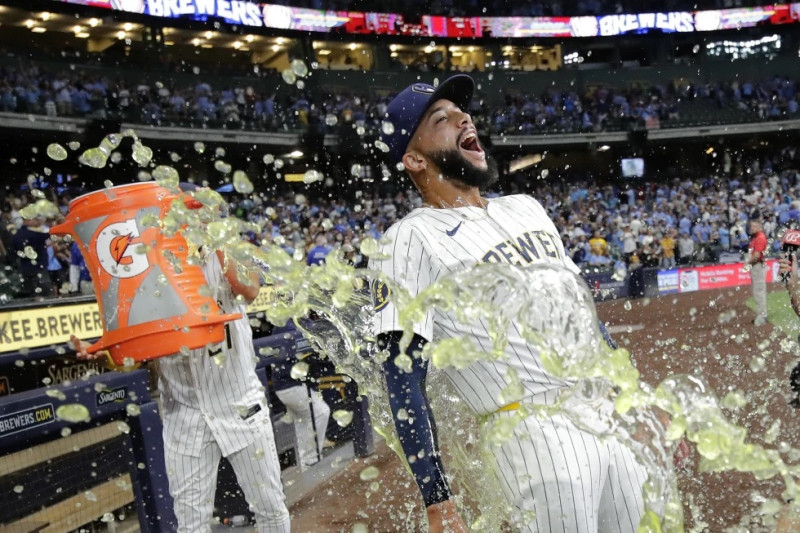 Devin Williams de los Cerveceros es bañado por Willy Adames tras la victoria ante los Rojos el sábado 10 de agosto del 2024.