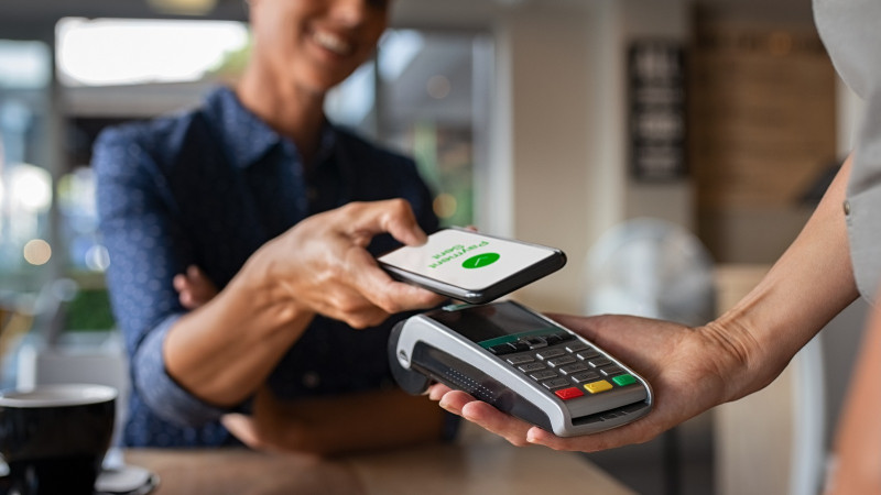 Apple Pay funciona con la aplicación ‘Wallet’, una billetera o cartera digital en la que guardas y almacenas los datos de tus credenciales de pago.